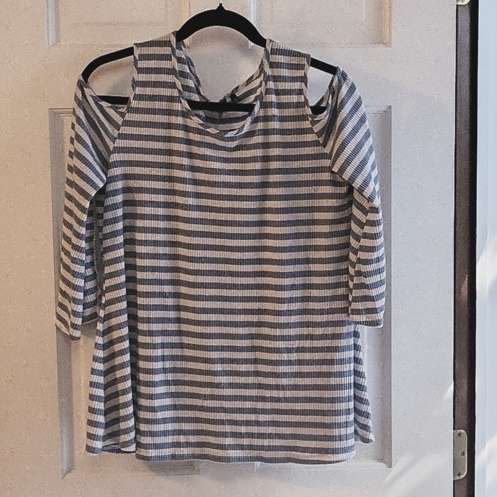 Beautiful Open Shoulder Top with Applique Sleeves - Size L